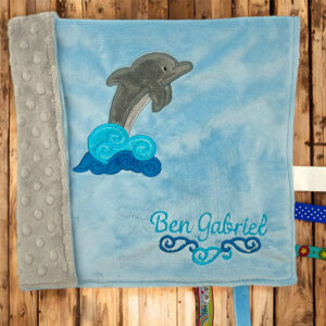 Hellgrau und hellblau mit Delfin